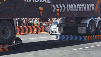 钻车底.gif